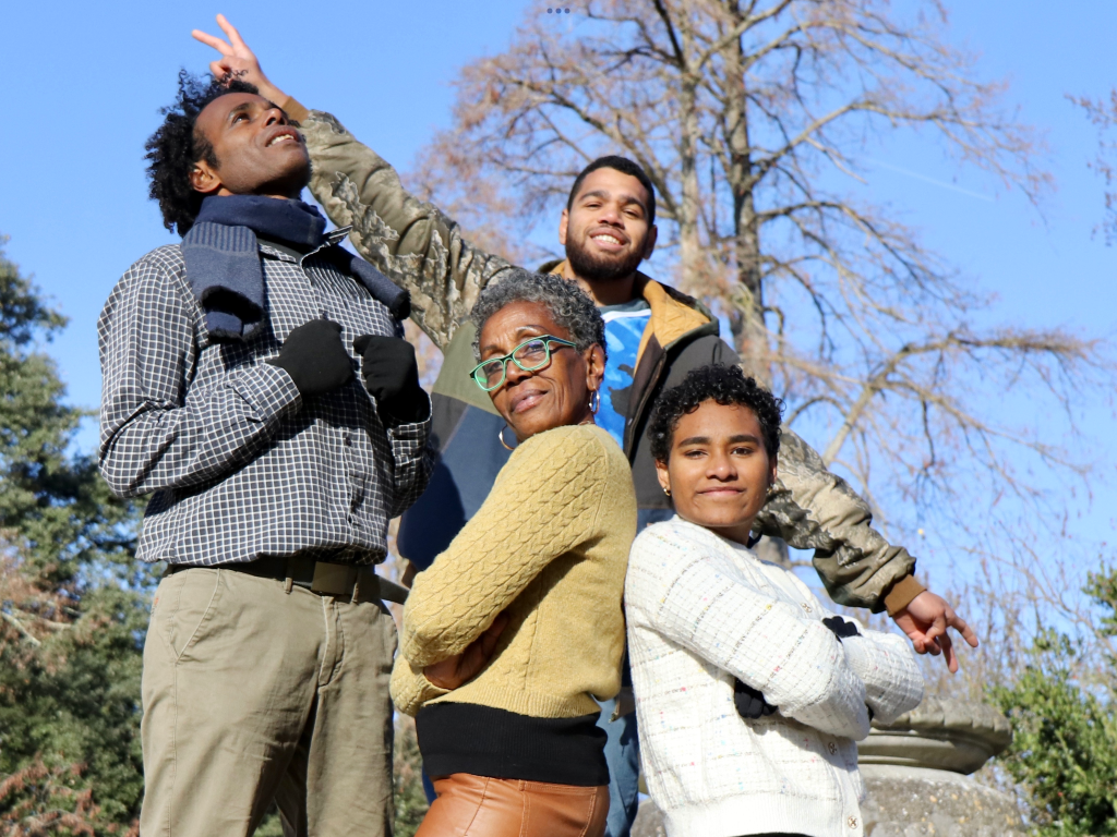 Séance photo de famille chaleureuse en extérieur à Bordeaux