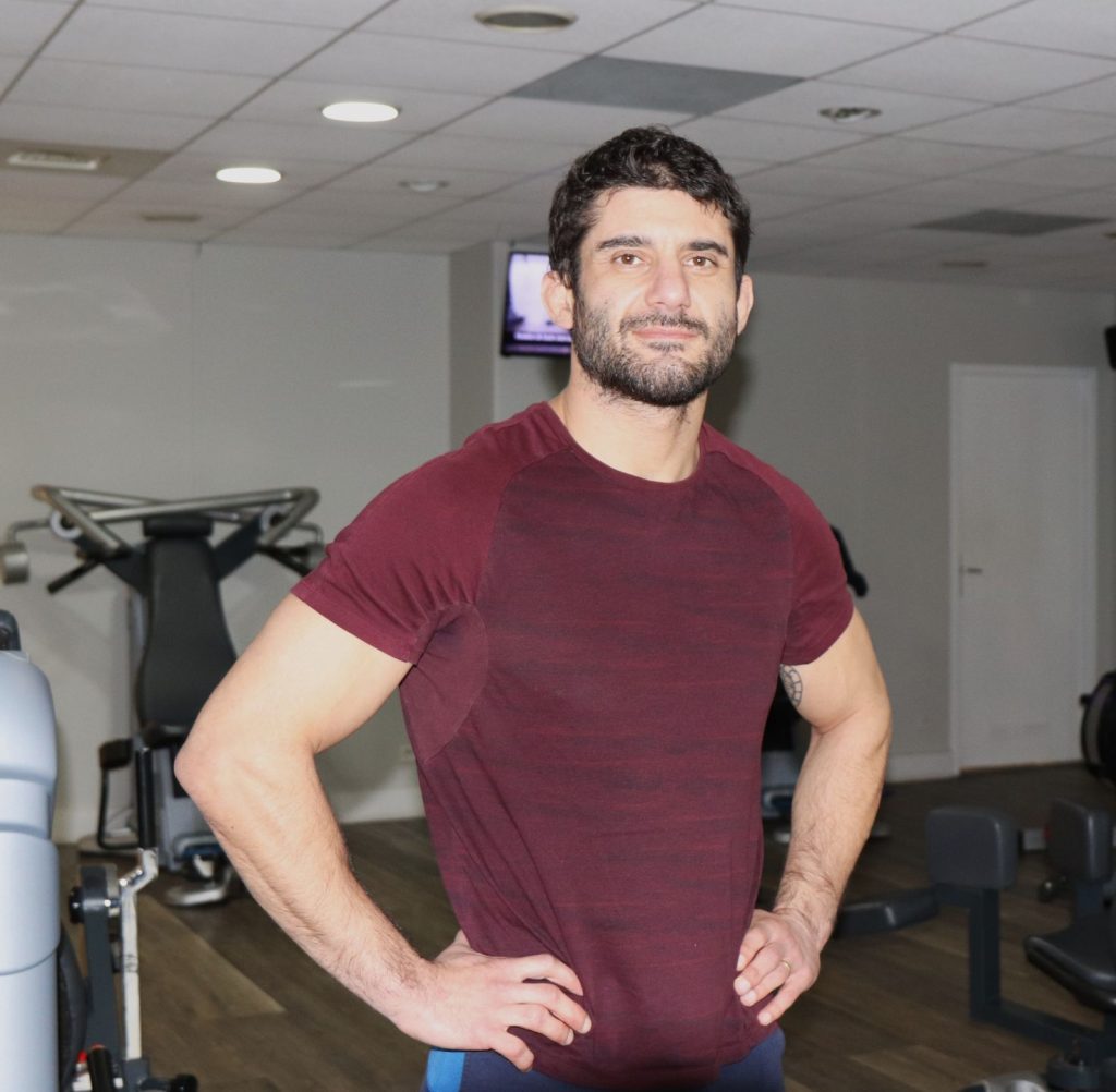 Coach sportif à Bordeaux lors d'un shooting photo professionnel en salle de sport